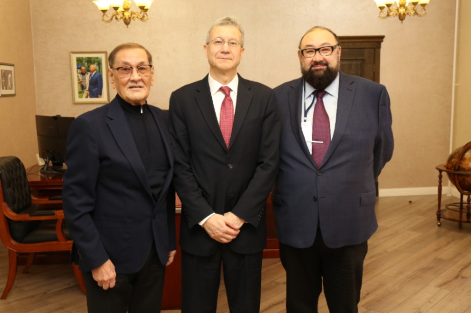 Посол США с ректором и президентом КАСУ