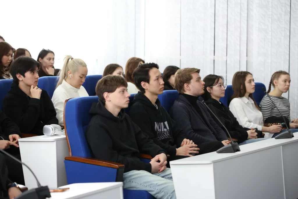 Иностранный гость в КАСУ Дуглас Муни поделился опытом преподавания английского языка (10)