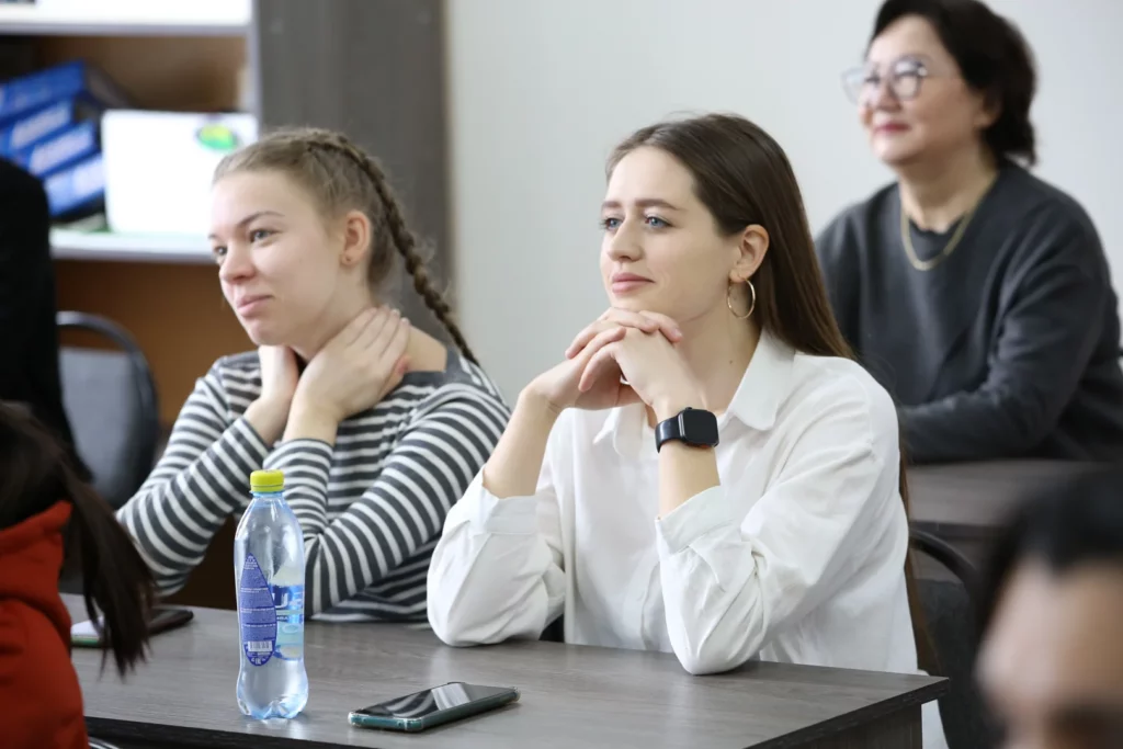 Иностранный гость в КАСУ Дуглас Муни поделился опытом преподавания английского языка (18)