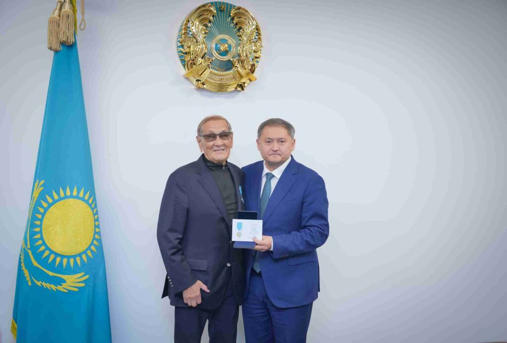 Медаль в честь 30 летия Конституции вручена Ережепу Мамбетказиеву