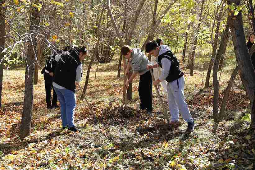 Студенты КАСУ приняли участие в республиканском субботнике в рамках акции «Таза Қазақстан» (11)