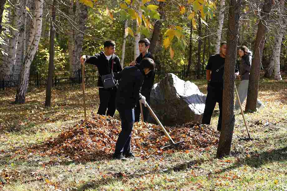 Студенты КАСУ приняли участие в республиканском субботнике в рамках акции «Таза Қазақстан» (8)