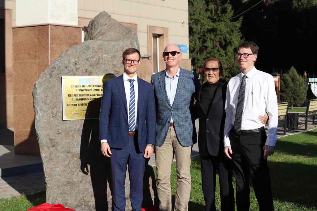 В КАСУ открыли памятный камень 11