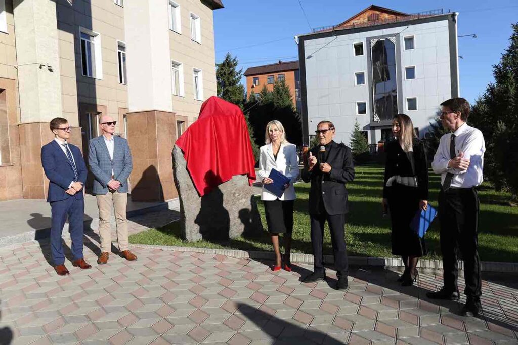 В КАСУ открыли памятный камень 13