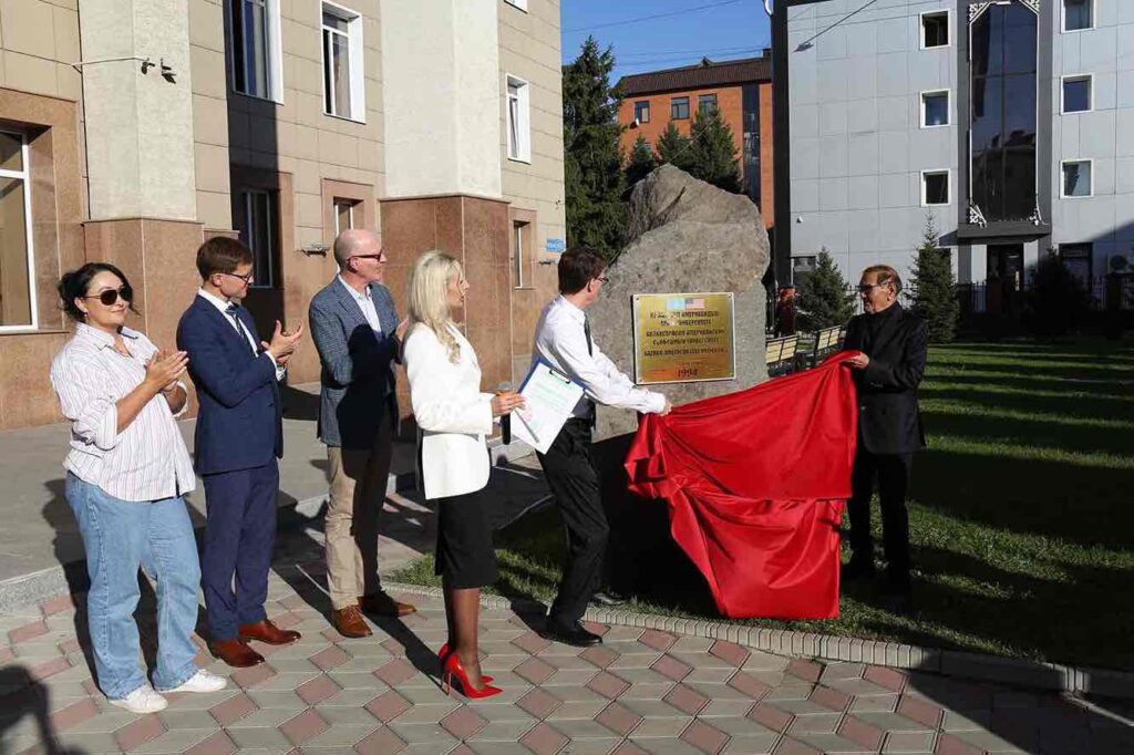 В КАСУ открыли памятный камень 15