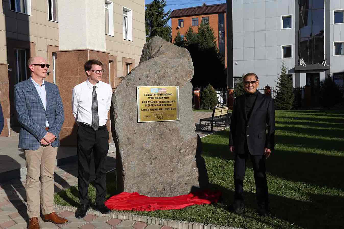 В КАСУ открыли памятный камень 16