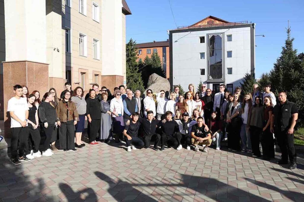 В КАСУ открыли памятный камень 17