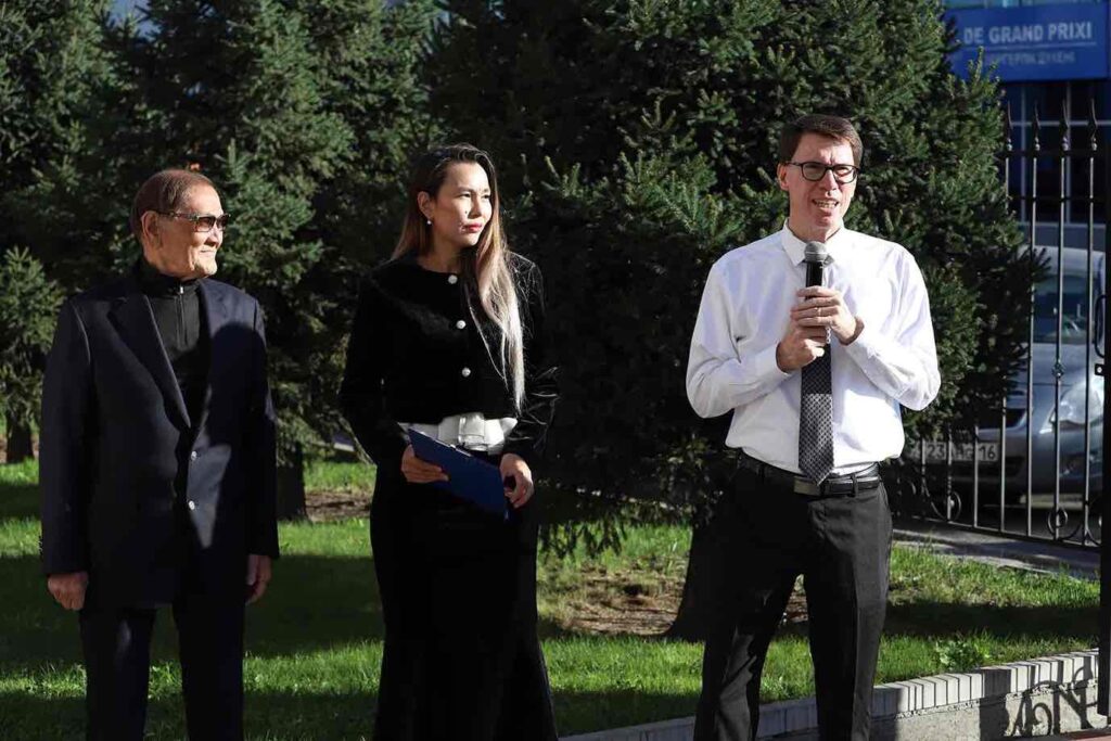 В КАСУ открыли памятный камень 6