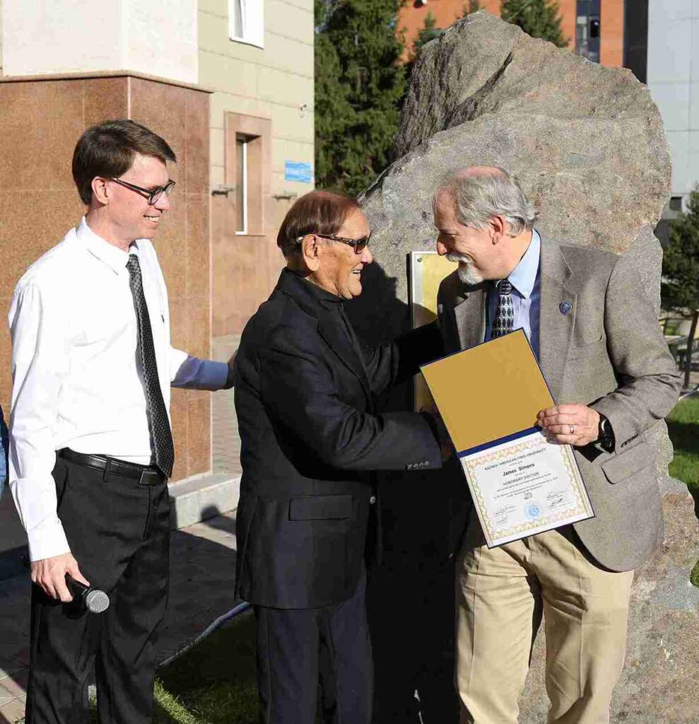 В КАСУ вручили диплом Почётного доктора КАСУ Джеймсу Саймонсу (1)