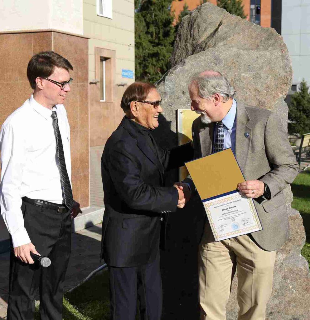 В КАСУ вручили диплом Почётного доктора КАСУ Джеймсу Саймонсу (2)