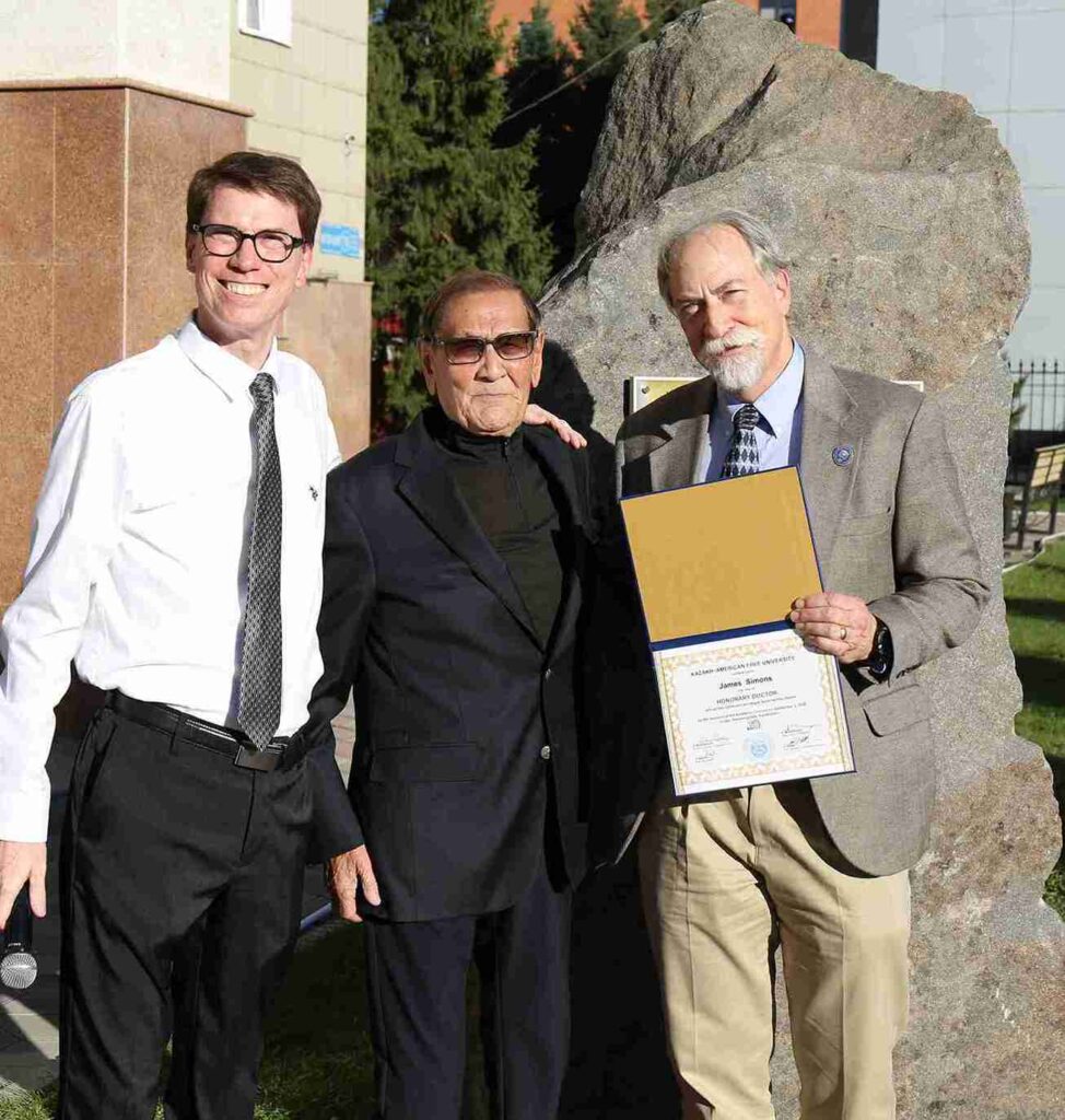 В КАСУ вручили диплом Почётного доктора КАСУ Джеймсу Саймонсу (3)