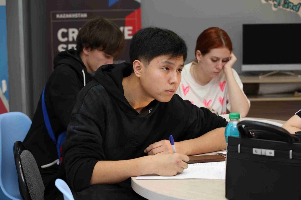 Дискуссия о ценностях современного общества состоялась в КАСУ (9)