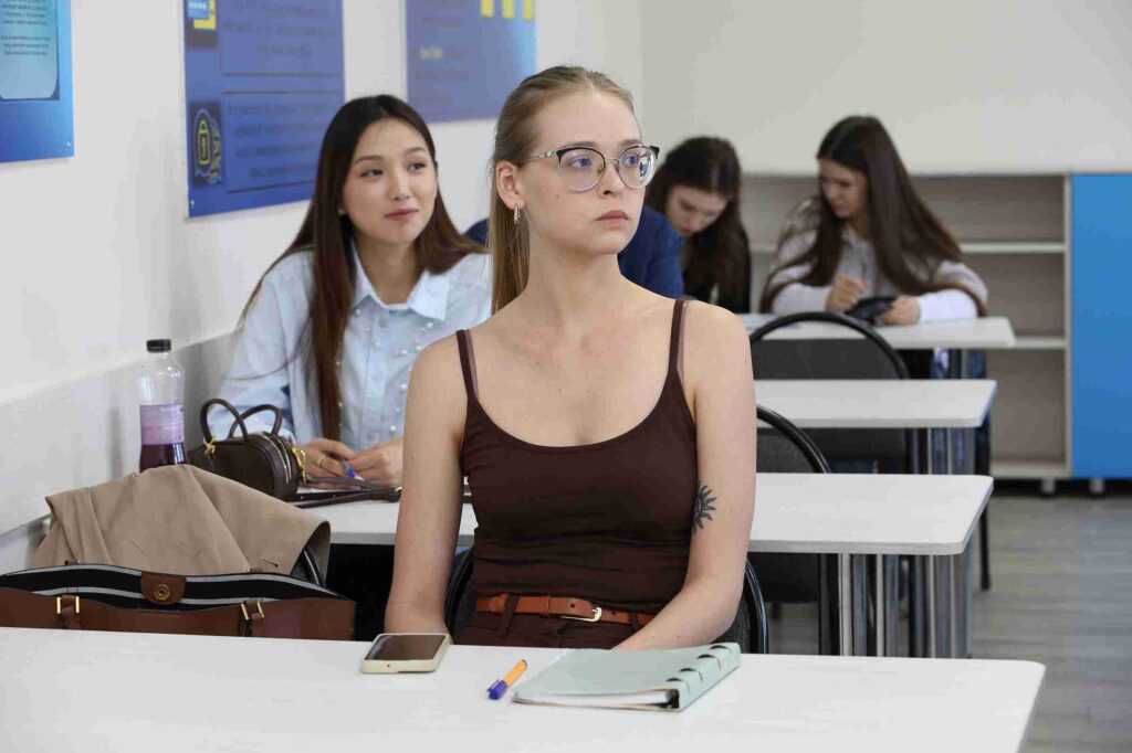 Туалеттегі порнографиядағы қызды блді