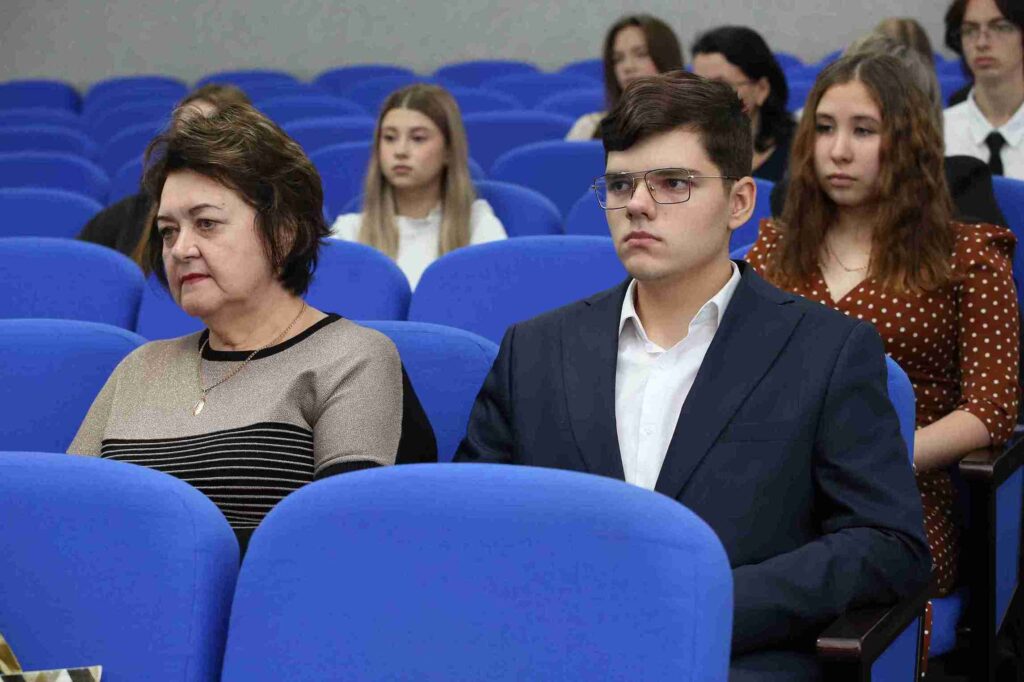 Литературная гостиная к 130 летию со дня рождения Сергея Есенина прошла в Казахстанско Американском свободном университете (1)