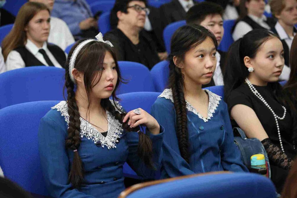 Литературная гостиная к 130 летию со дня рождения Сергея Есенина прошла в Казахстанско Американском свободном университете (12)