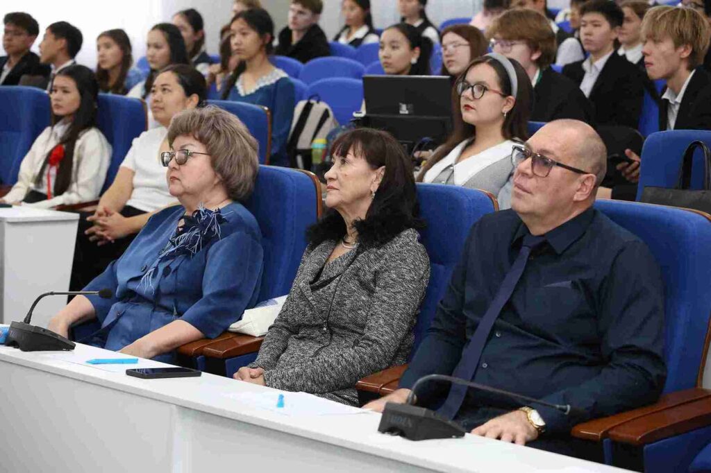 Литературная гостиная к 130 летию со дня рождения Сергея Есенина прошла в Казахстанско Американском свободном университете (15)