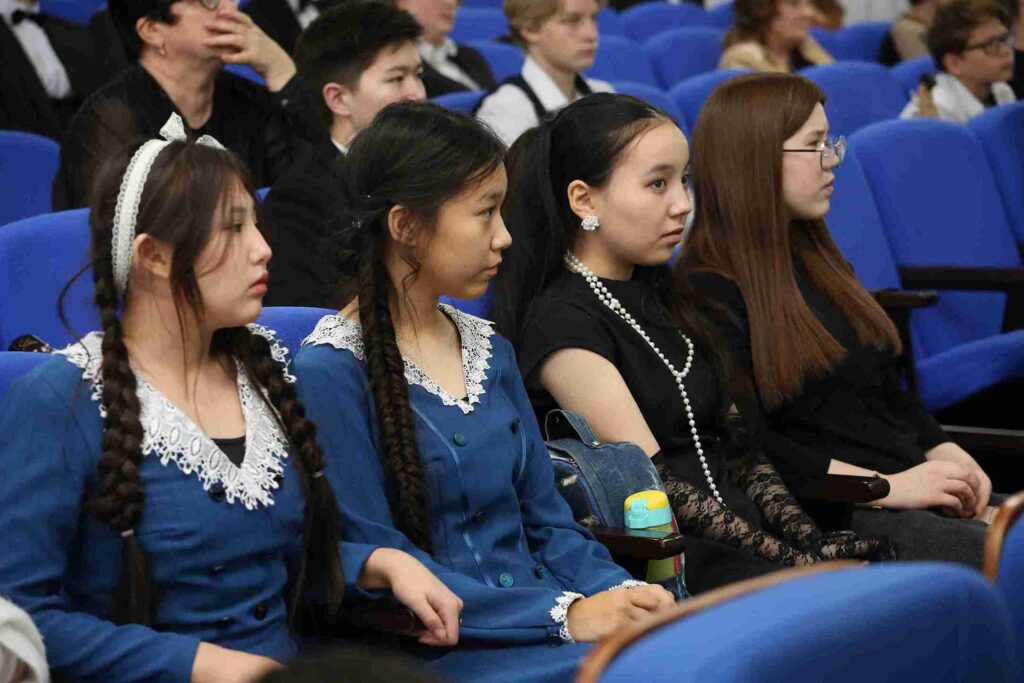 Литературная гостиная к 130 летию со дня рождения Сергея Есенина прошла в Казахстанско Американском свободном университете (2)