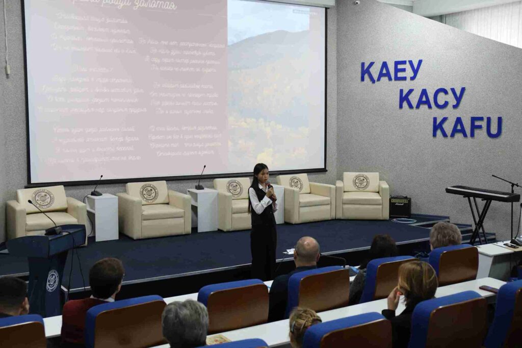 Литературная гостиная к 130 летию со дня рождения Сергея Есенина прошла в Казахстанско Американском свободном университете (25)