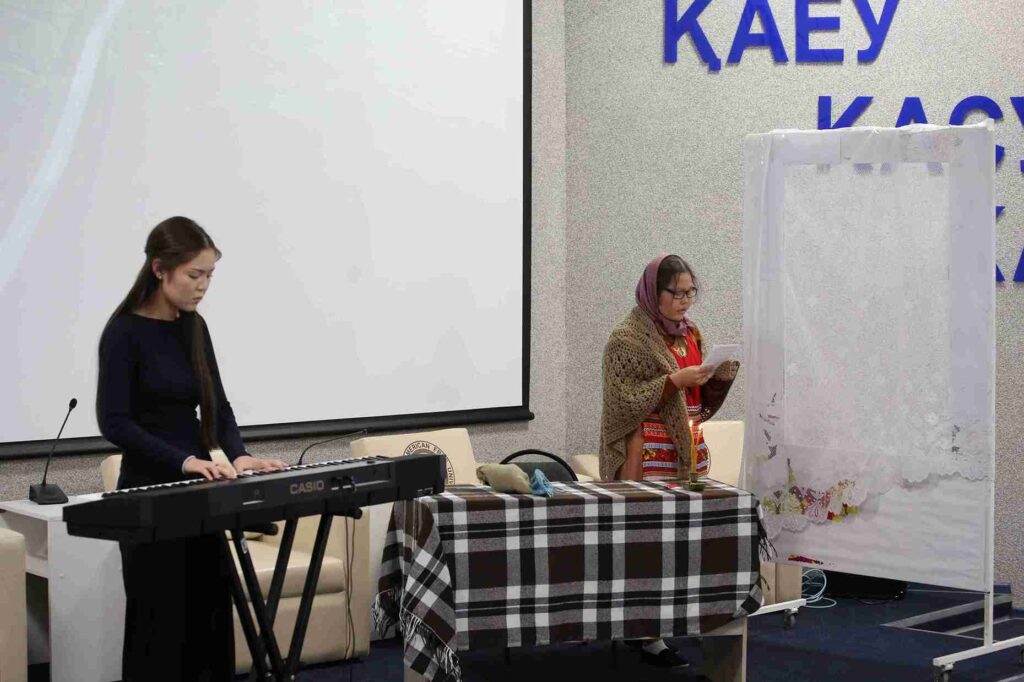 Литературная гостиная к 130 летию со дня рождения Сергея Есенина прошла в Казахстанско Американском свободном университете (28)