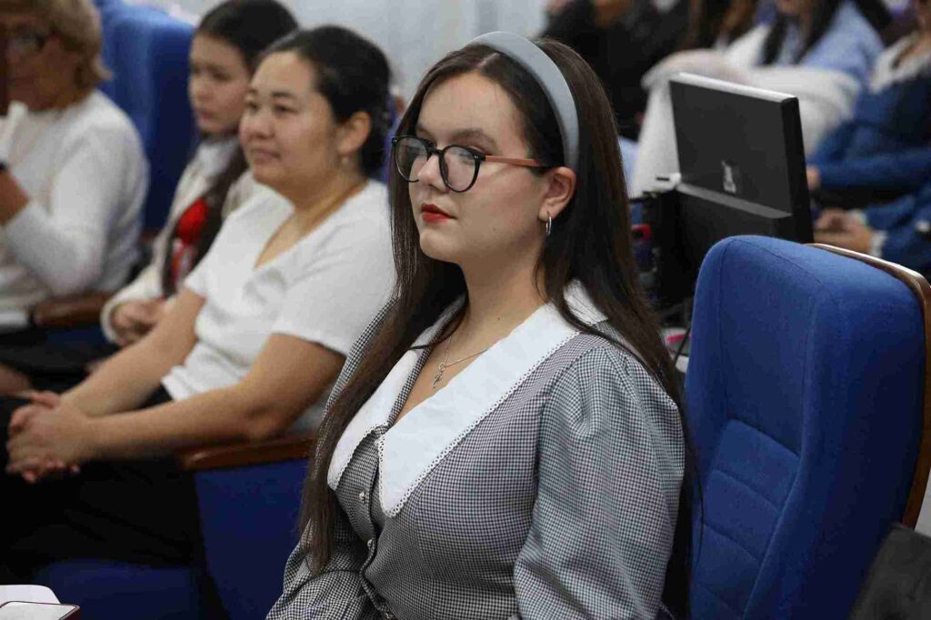 Литературная гостиная к 130 летию со дня рождения Сергея Есенина прошла в Казахстанско Американском свободном университете (3)