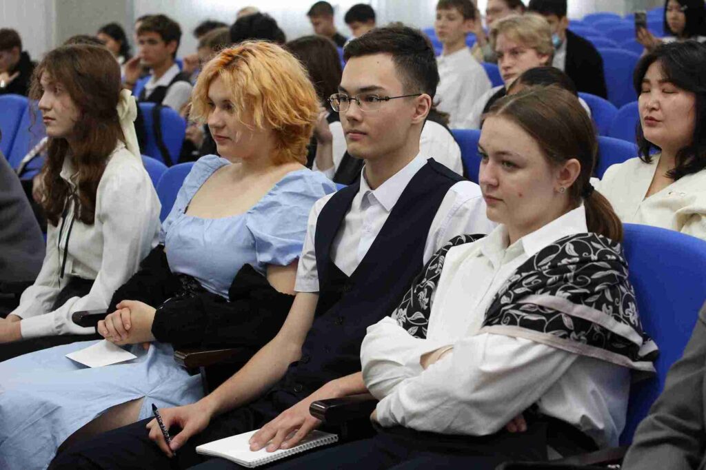 Литературная гостиная к 130 летию со дня рождения Сергея Есенина прошла в Казахстанско Американском свободном университете (5)