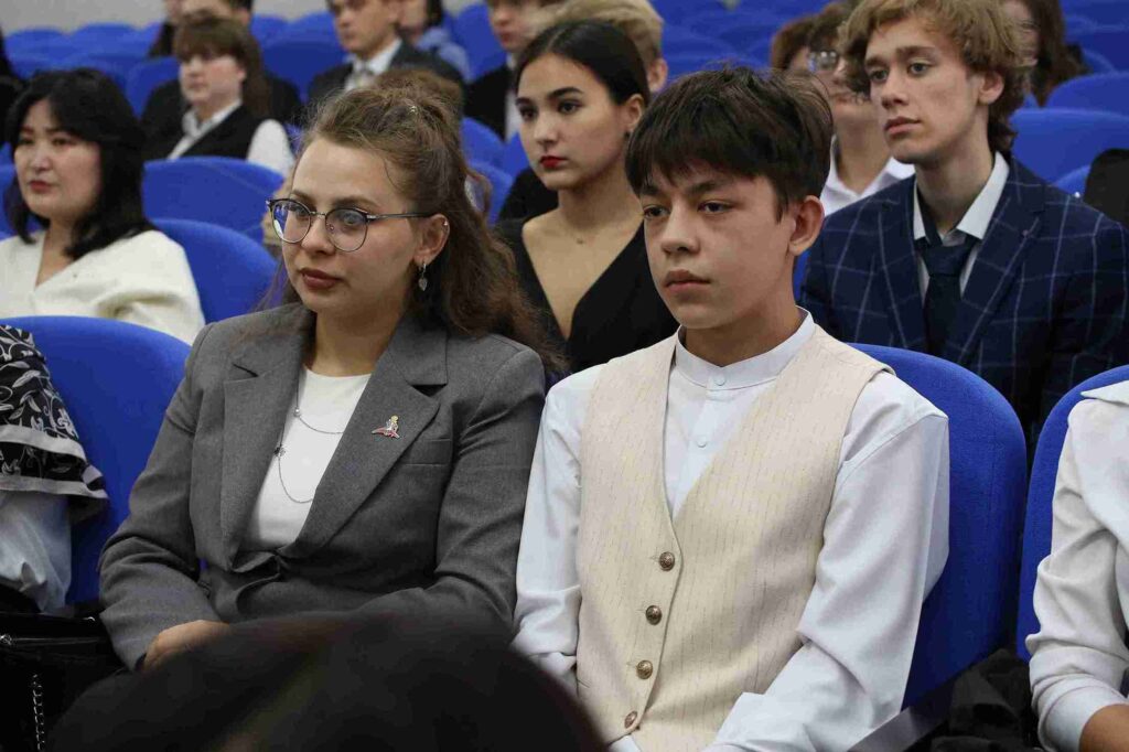 Литературная гостиная к 130 летию со дня рождения Сергея Есенина прошла в Казахстанско Американском свободном университете (6)