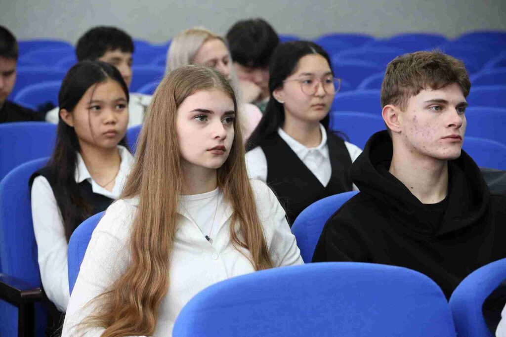 Литературная гостиная к 130 летию со дня рождения Сергея Есенина прошла в Казахстанско Американском свободном университете (9)