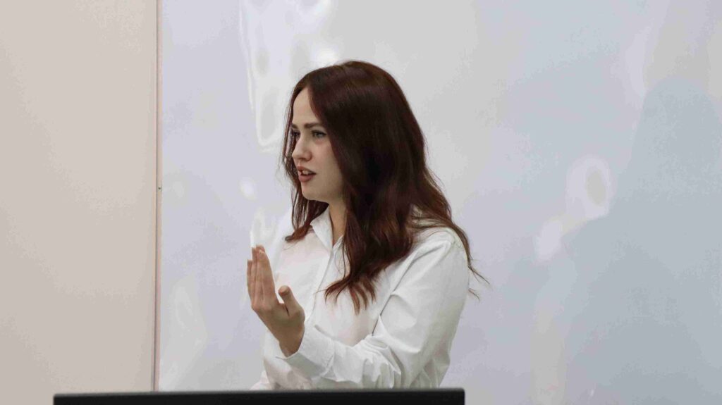 Дәретхананың жасырын камерасының төсемі Биатлоншы бейнемен секс