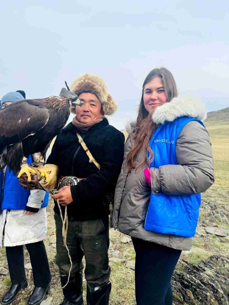 Студенты КАСУ стали волонтёрами переводчиками на Международном фестивале «Шығыс Салбурыны 2025» (1)