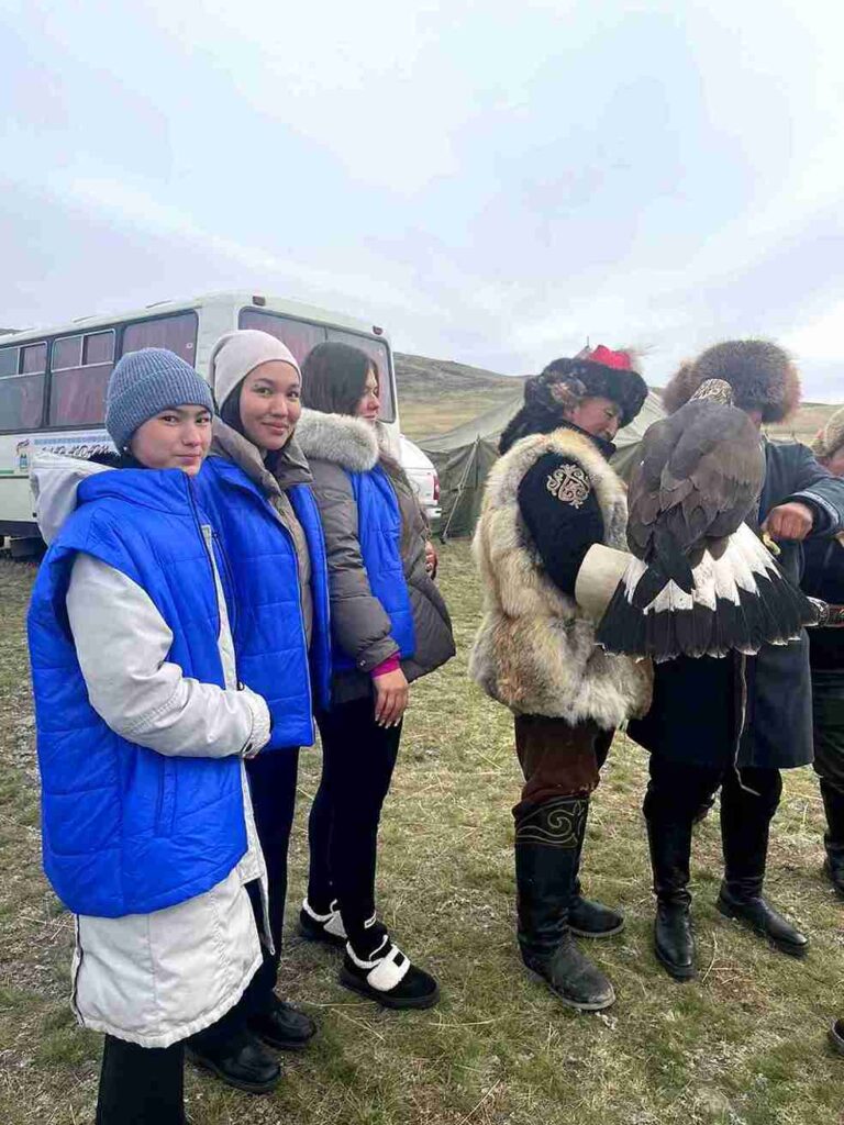 Студенты КАСУ стали волонтёрами переводчиками на Международном фестивале «Шығыс Салбурыны 2025» (2)