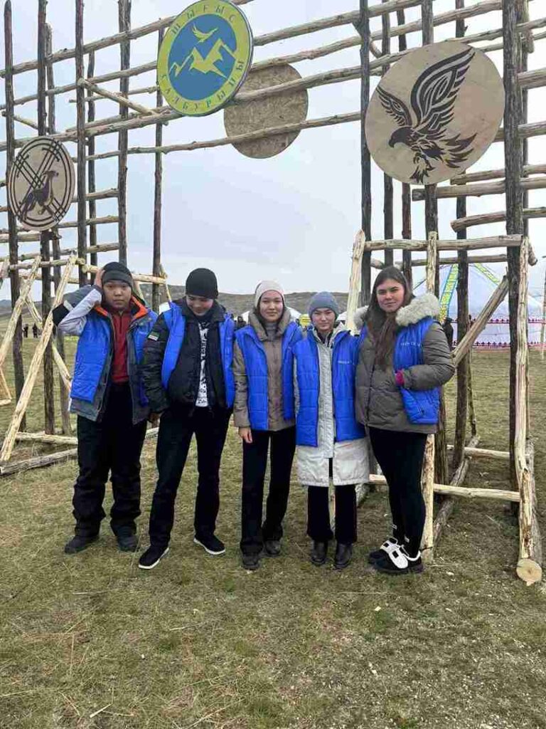 Студенты КАСУ стали волонтёрами переводчиками на Международном фестивале «Шығыс Салбурыны 2025» (3)