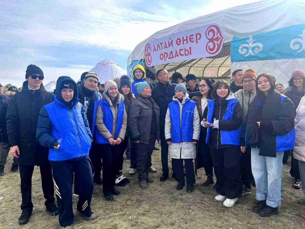 Студенты КАСУ стали волонтёрами переводчиками на Международном фестивале «Шығыс Салбурыны 2025» (4)