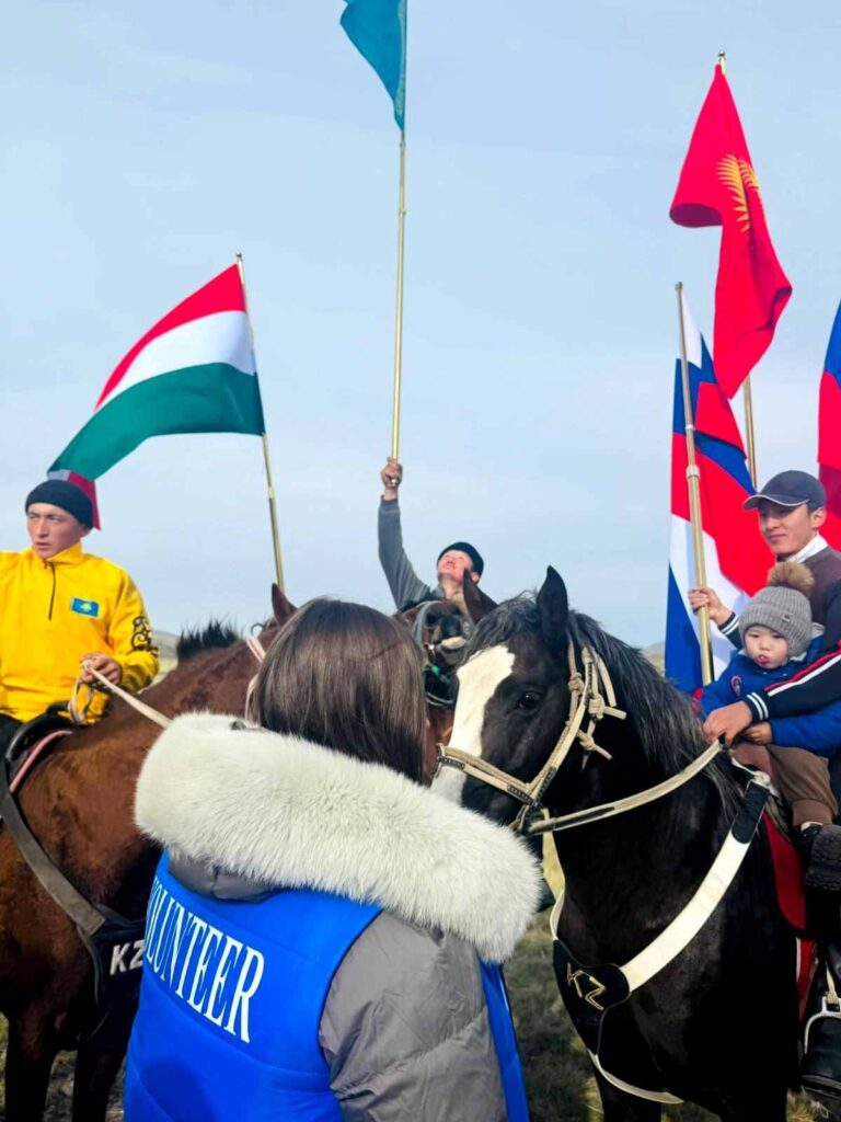 Студенты КАСУ стали волонтёрами переводчиками на Международном фестивале «Шығыс Салбурыны 2025» (5)