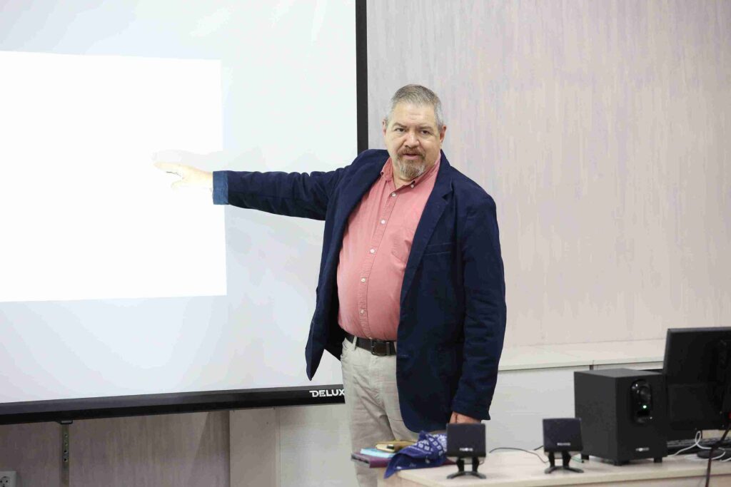 В КАСУ проходят занятия с иностранными преподавателями (1)