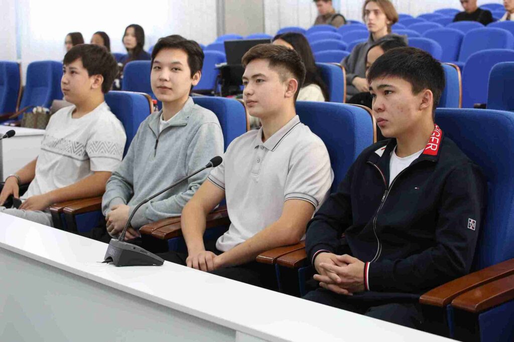 Встреча с пилотом Air Astana в КАСУ (10)