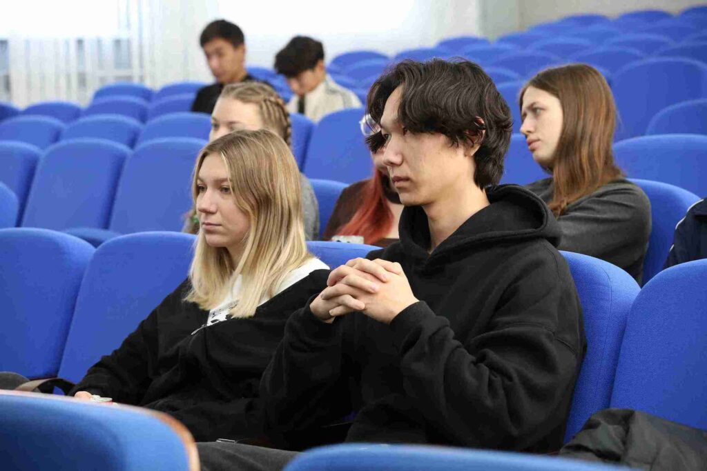 Встреча с пилотом Air Astana в КАСУ (12)