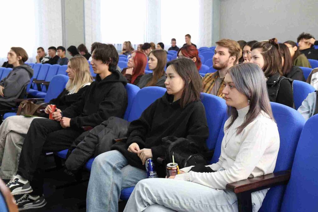 Встреча с пилотом Air Astana в КАСУ (4)