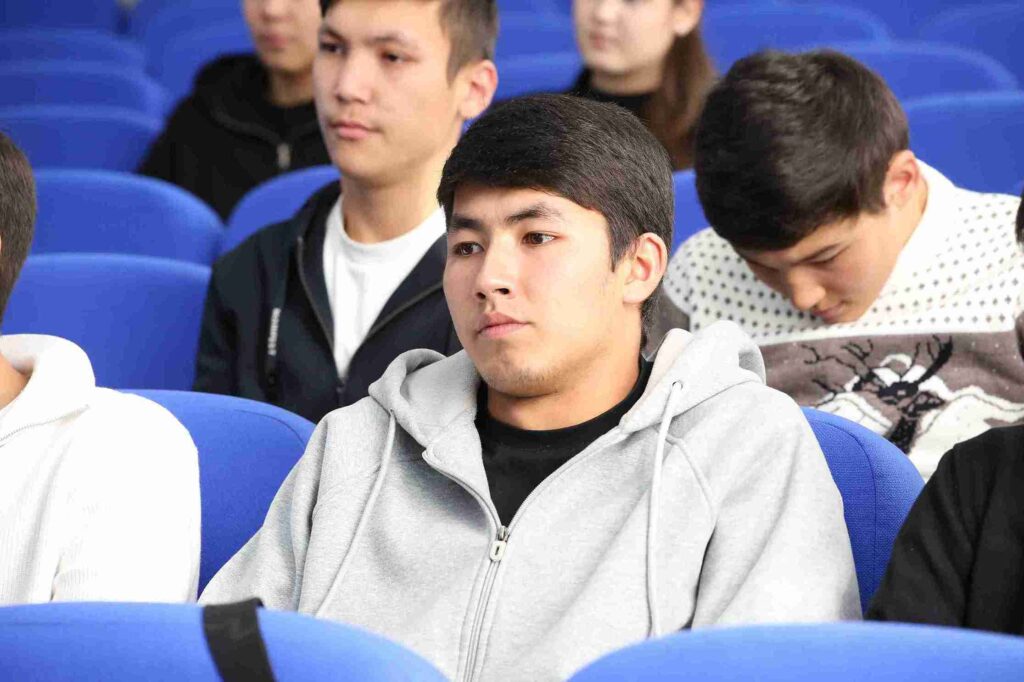 Встреча с пилотом Air Astana в КАСУ (8)