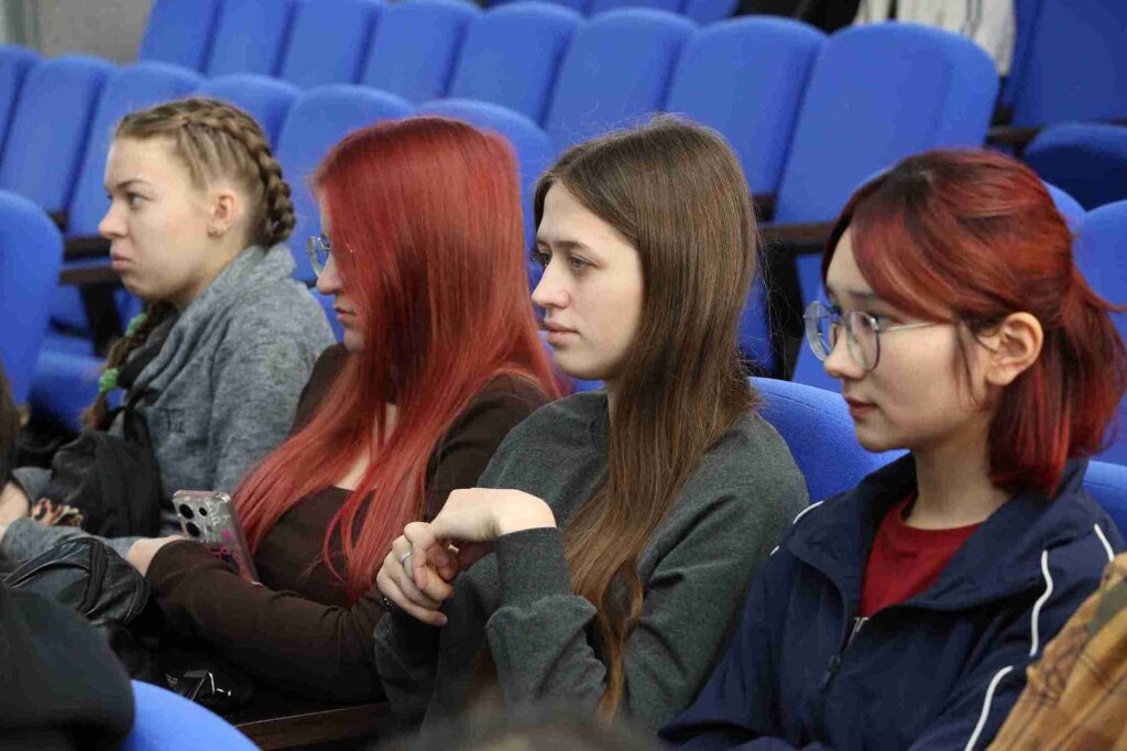 Встреча с пилотом Air Astana в КАСУ (9)