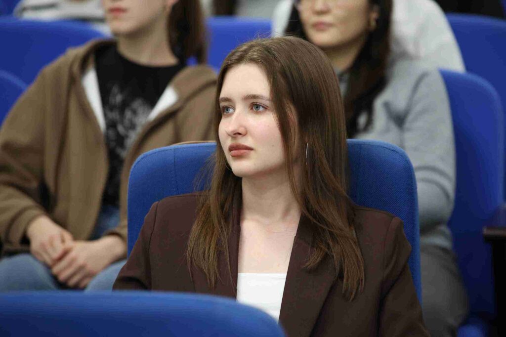 Языки как ключ к карьере студенты КАСУ встретились с Дилярой Абрамовой (10)