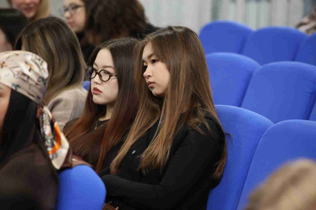 Языки как ключ к карьере студенты КАСУ встретились с Дилярой Абрамовой (7)