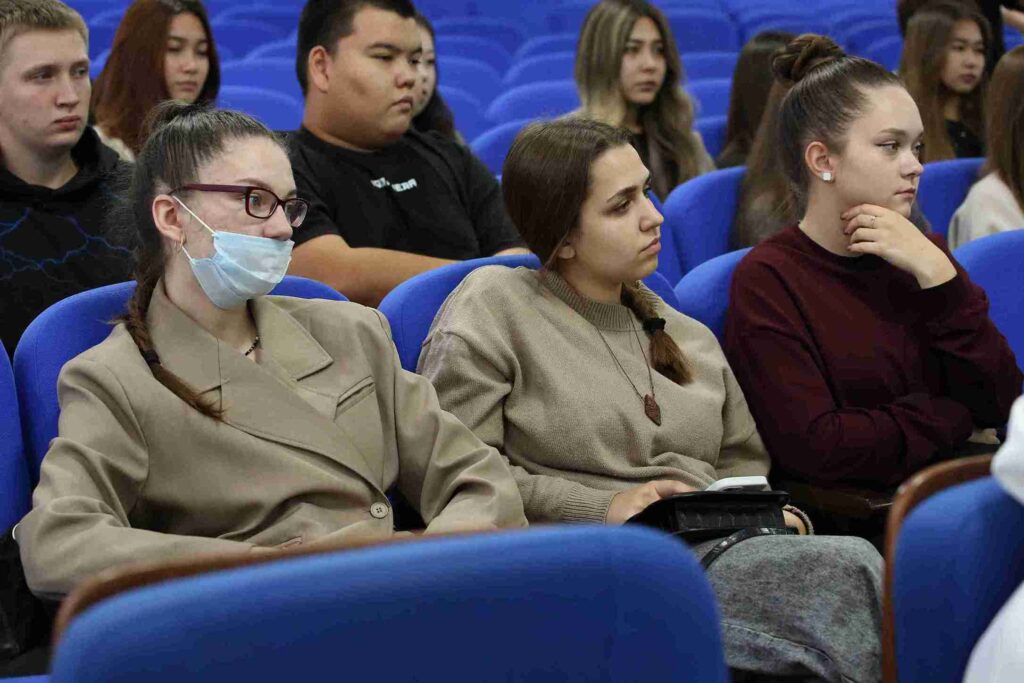 Языки как ключ к карьере студенты КАСУ встретились с Дилярой Абрамовой (8)