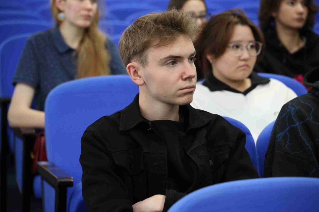 Языки как ключ к карьере студенты КАСУ встретились с Дилярой Абрамовой (9)