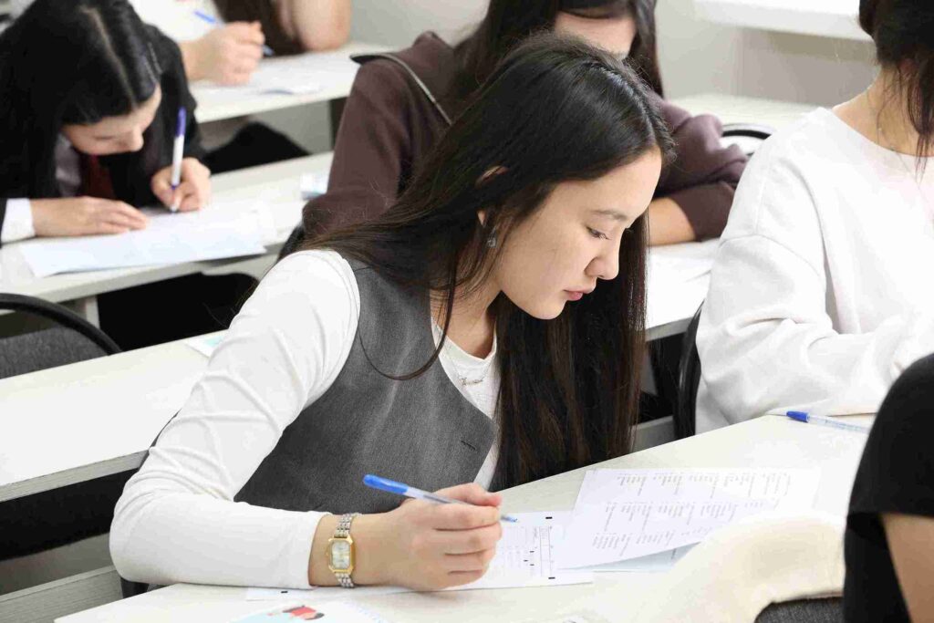 28 ноября 2025 года в КАСУ прошла Олимпиада «Полиглот» среди учащихся 10–11 классов 12