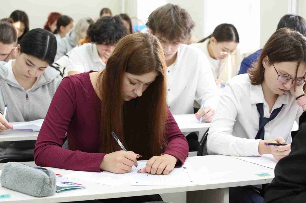 28 ноября 2025 года в КАСУ прошла Олимпиада «Полиглот» среди учащихся 10–11 классов 15