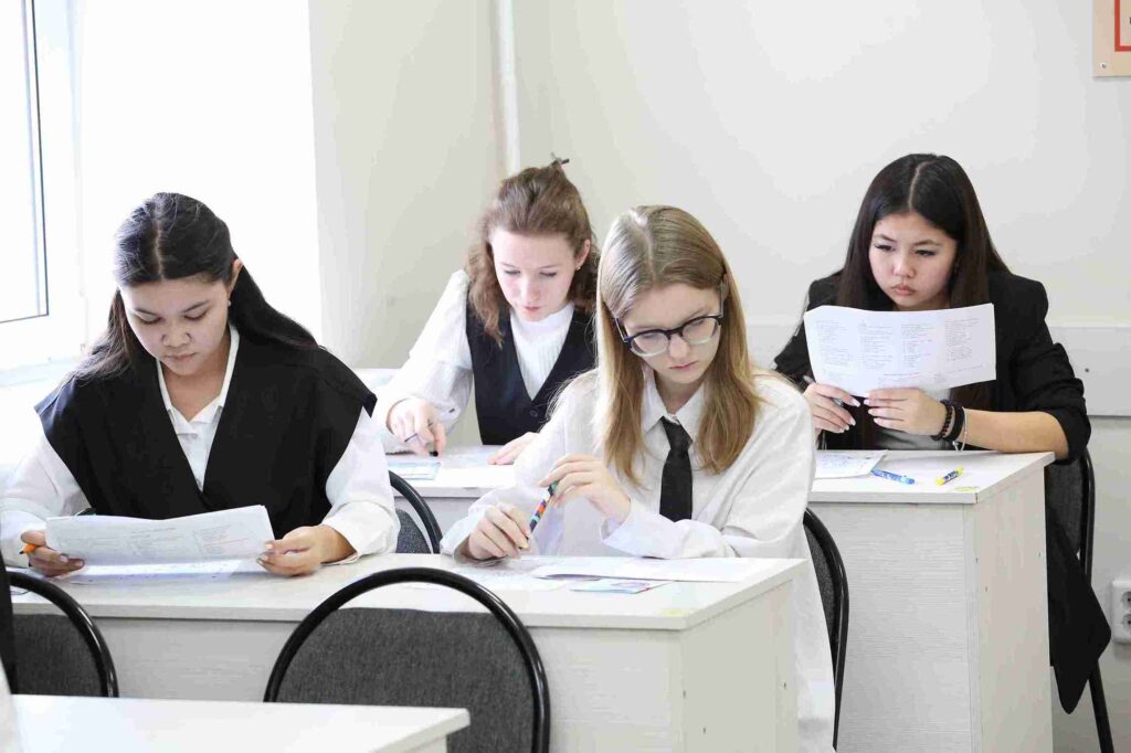 28 ноября 2025 года в КАСУ прошла Олимпиада «Полиглот» среди учащихся 10–11 классов 16