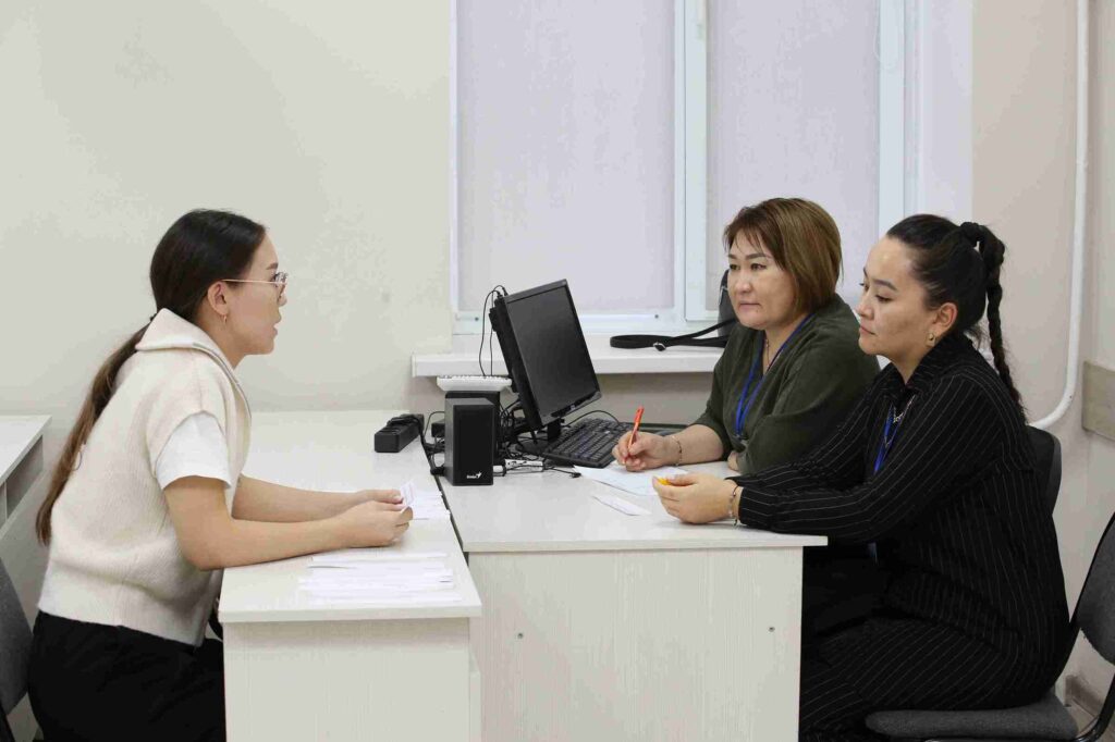 28 ноября 2025 года в КАСУ прошла Олимпиада «Полиглот» среди учащихся 10–11 классов 20