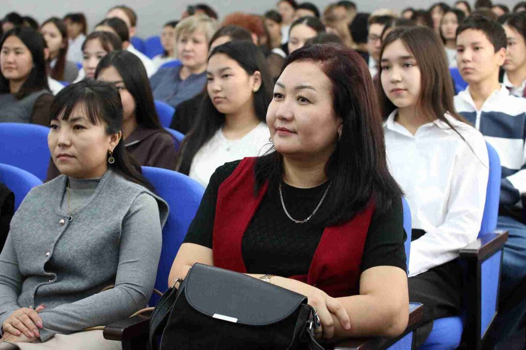 28 ноября 2025 года в КАСУ прошла Олимпиада «Полиглот» среди учащихся 10–11 классов 8