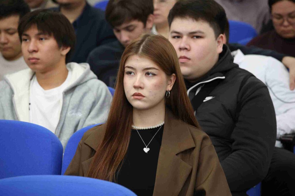 Тәжірибесіз жас американдық студент Тәжірибесіз жас американдық студент