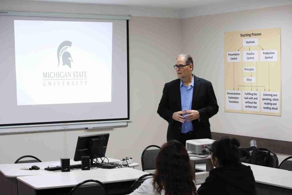 Профессор Дуглас Хартман (MSU) провёл занятие для магистрантов КАСУ на тему коммерциализации и маркетизации высшего образования (2)
